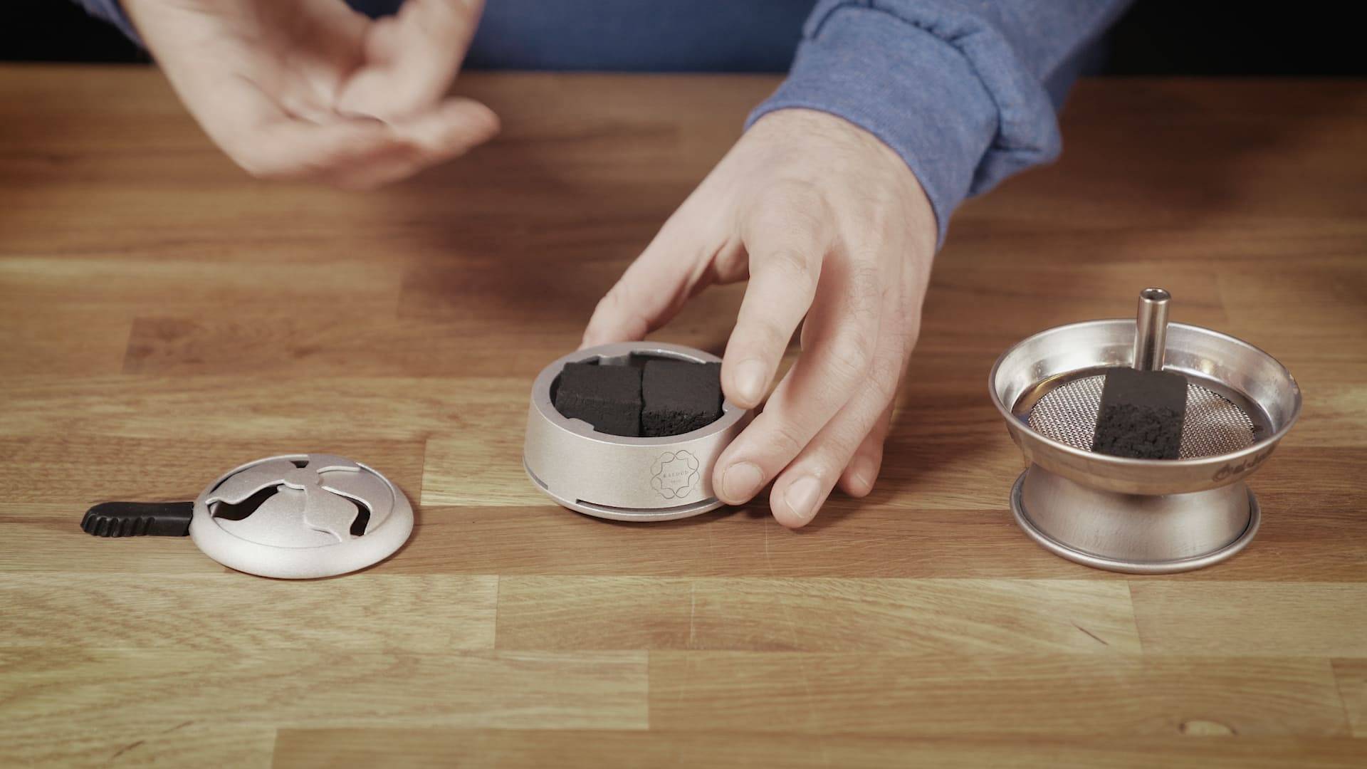 inserer les charbons dans le kaloud lotus