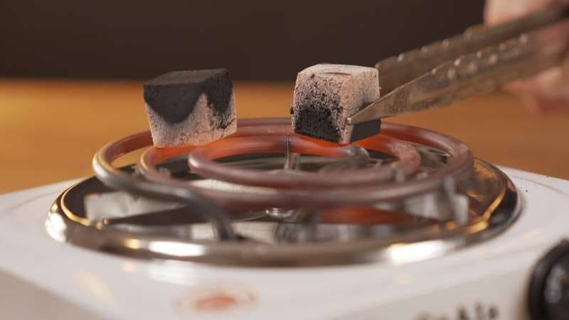 taper sur la cendre des charbons a chicha