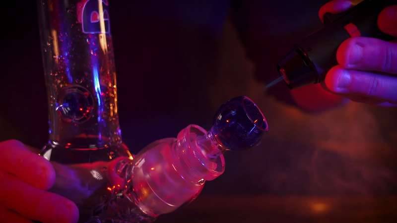 allumer un bang avec briquet chalumeau