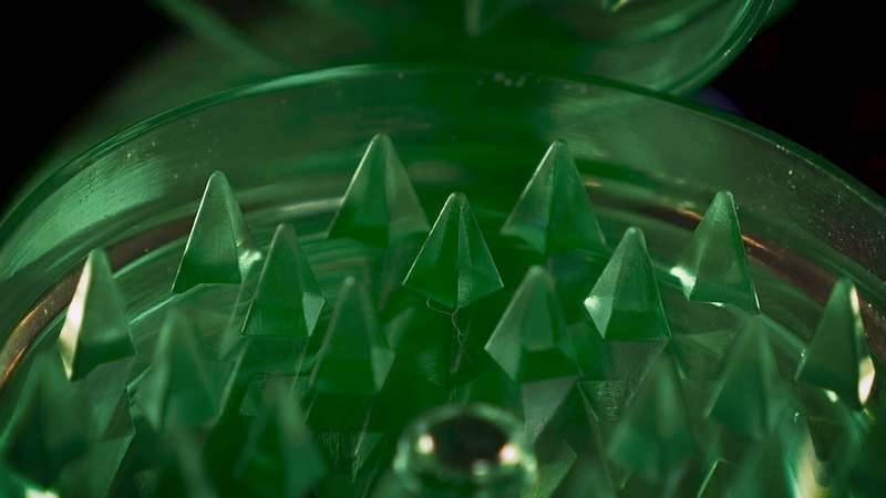 grinder acrylique dents de requin